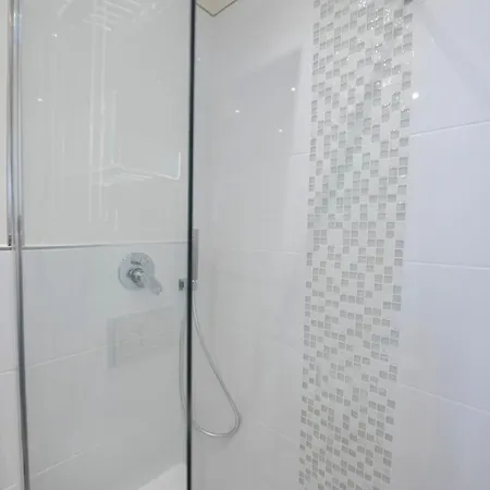 240b - Nord - Sara Chiavari, 200metri Dal Mare - Bagno Privato Ma Fuori Dalla Stanza